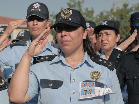 Nouvelles purges dans la police, 12'801 suspensions