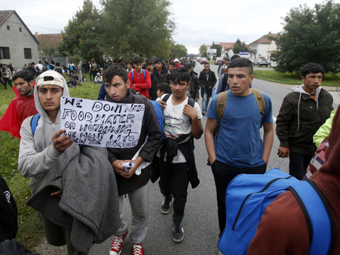 Près de 300 migrants défient les autorités hongroises