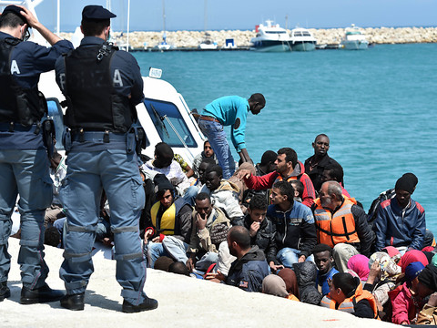 Près de 4700 migrants secourus mardi au large de l'Italie