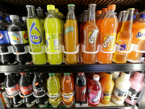 Obésité: l'OMS préconise des taxes sur les boissons sucrées