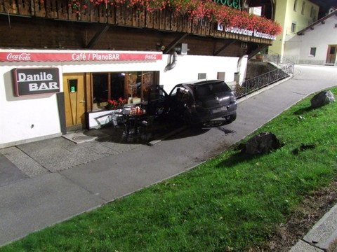 Une voiture termine sa course contre le mur d'un café à Savognin