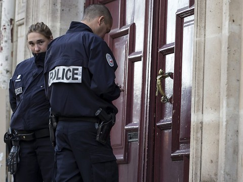 Hommage à la police et revendications à travers le pays