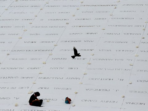 Colombie: les noms de milliers de victimes brodés sur une toile