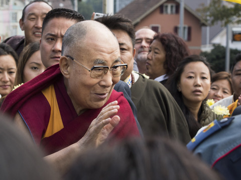 Le Dalaï Lama accueilli par des centaines de Tibétains à Berne