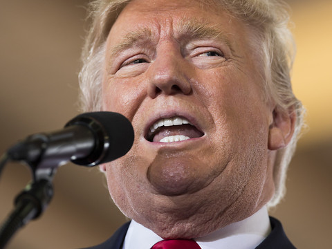 Des femmes accusent Trump d'attouchements sexuels, il dément