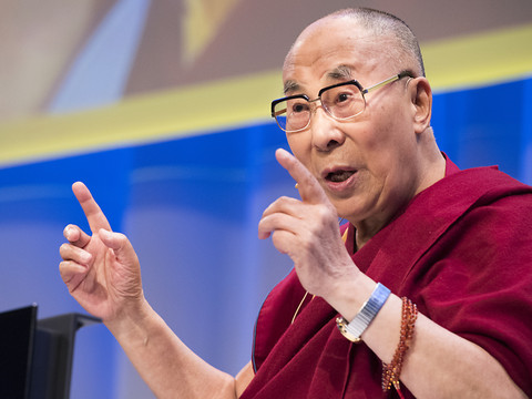 Le dalaï-lama séduit le public lors de sa conférence à Berne
