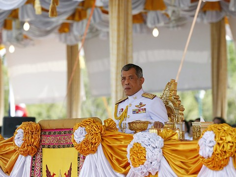 Après la mort du roi de Thaïlande, son héritier demande un délai