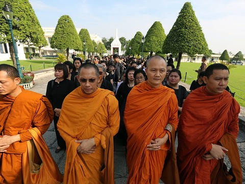 Des millions de Thaïlandais en noir pour pleurer leur roi