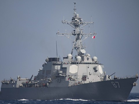 Des missiles pourraient avoir été tirés sur des navires américains