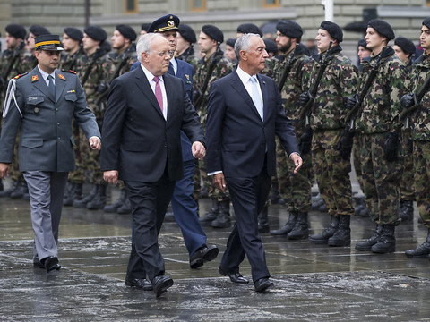 Marcelo Rebelo de Sousa accueilli sous la pluie à Berne