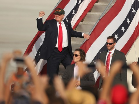 Affaire des courriels: Trump veut une enquête sur Barack Obama