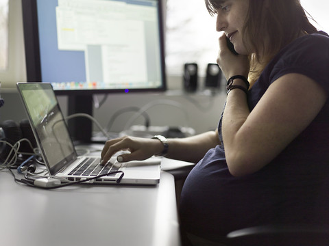 Une femme sur sept cesse de travailler après son premier bébé