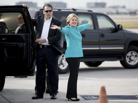 Trump inaugure un hôtel et Clinton fait campagne en Floride