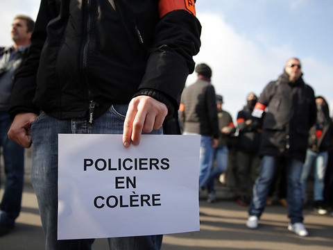 Policiers: Bernard Cazeneuve annonce 