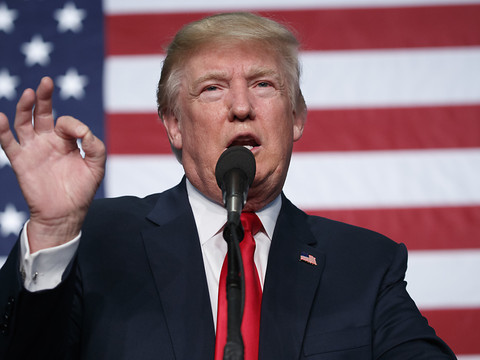 Trump profite de la relance de l'affaire des courriels de Clinton