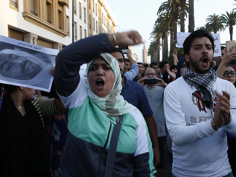 Maroc: indignation après la mort tragique d'un vendeur de poisson