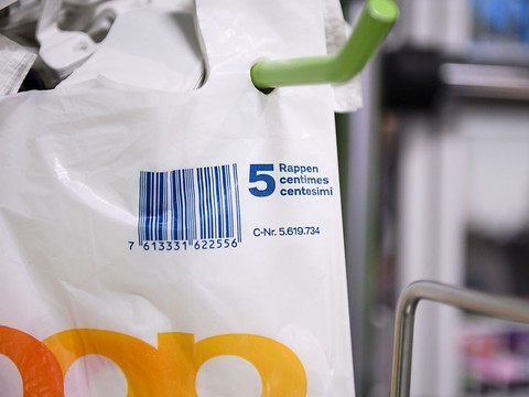 Les sacs en plastique payants dissuasifs pour les acheteurs