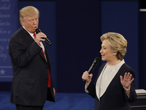 Lutte sans merci entre Clinton et Trump dans le sprint final