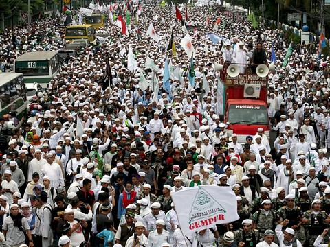 A Jakarta, 50'000 musulmans manifestent contre le gouverneur