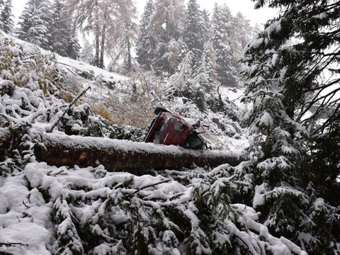 Une voiture finit sur le toit aux Grisons