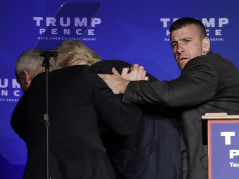 Trump évacué de scène lors d'une réunion électorale à Reno