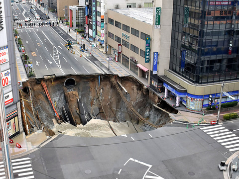 Un effondrement de terrain avale une artère de Fukuoka, au Japon