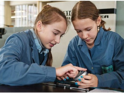 Des milliers de jeunes accompagnent un proche au travail