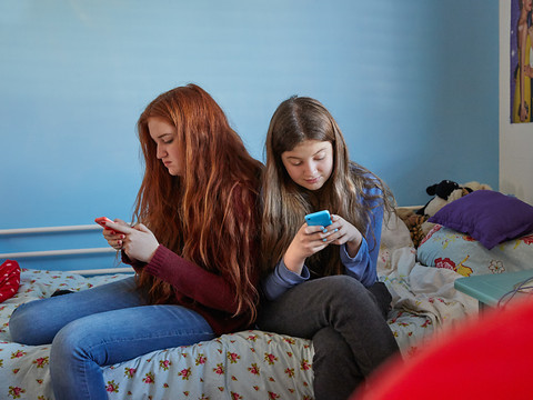 Les jeunes passent de plus en plus de temps en ligne