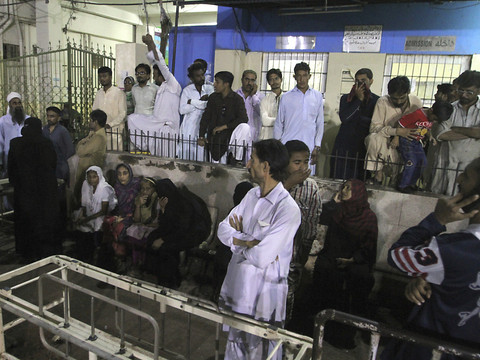 Attentat contre un site musulman au Pakistan: au moins 52 morts