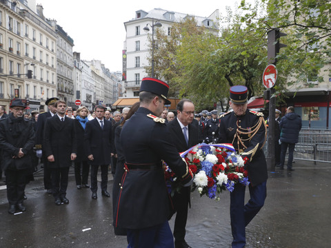 François Hollande dévoile une plaque au stade de France