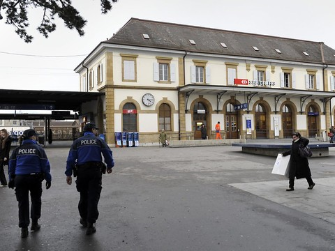 Des dizaines de jeunes s'en prennent à la police à Yverdon (VD)