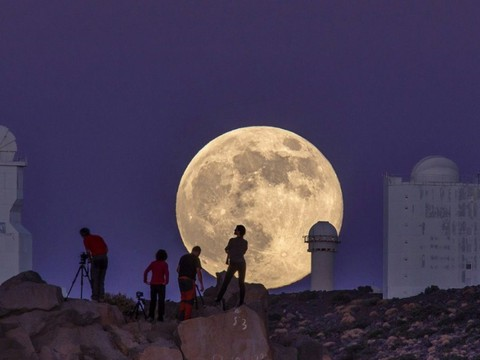 La super Lune masquée en partie par les nuages