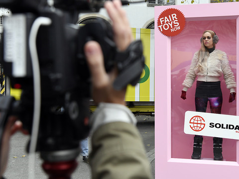 Action de Solidar contre les conditions de fabrication de Barbie