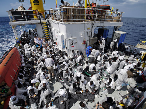 Drames en Méditerranée: neuf morts et une centaine de disparus