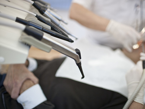Maintien en détention d'un faux dentiste