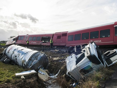 Une collision entre un train et un camion-citerne fait 18 blessés