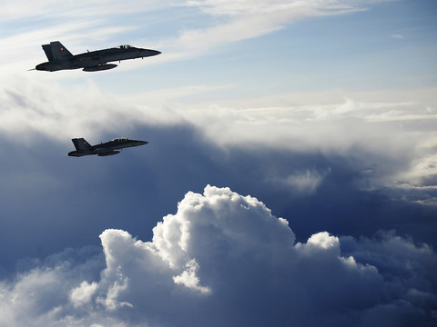Des F/A-18 escortent un avion russe - Moscou veut des explications