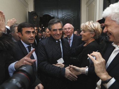 Primaire de la droite en France: Fillon largement en tête