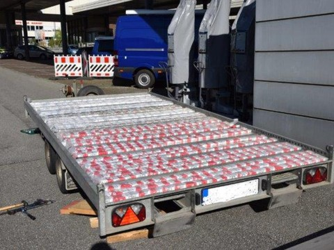 La douane a saisi plus de 800 cartouches de cigarettes au Tessin