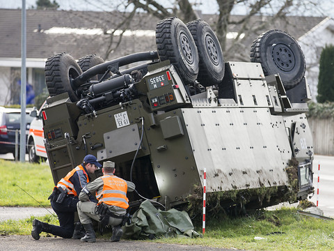 Un véhicule de l'armée fait un tonneau à Schwyz: dix blessés