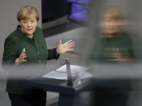 Merkel face au populisme qui se nourrit de fausses informations