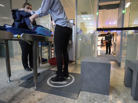 Genève Aéroport: un tapis pour détecter le métal des chaussures