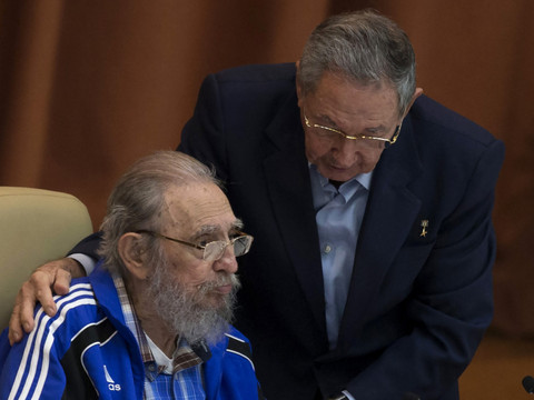 Le père de la révolution Fidel Castro est mort (Raul Castro)