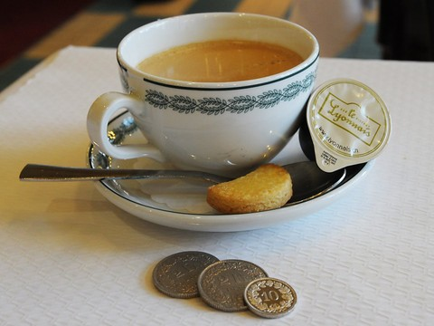 Le prix du café crème a augmenté de 3 centimes en Suisse alémanique