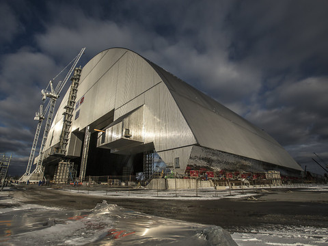 L'arche de confinement de Tchernobyl en place