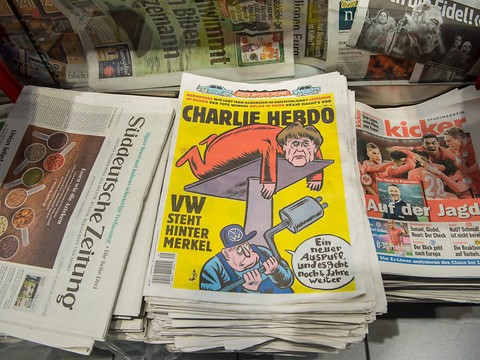 Merkel à nu: Charlie Hebdo débarque en Allemagne