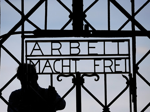 Le portail volé du camp de Dachau a été retrouvé en Norvège
