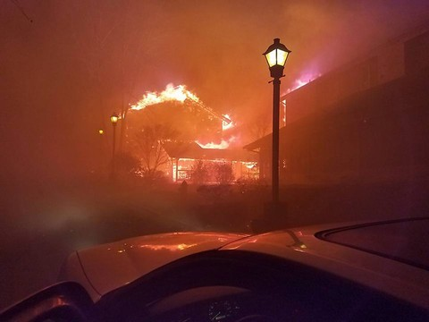 Le bilan des vastes incendies dans le Tennessee grimpe à 13 morts