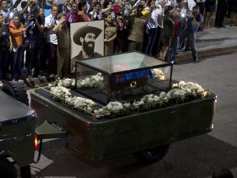 Castro retrouve le berceau de sa révolution pour un dernier adieu