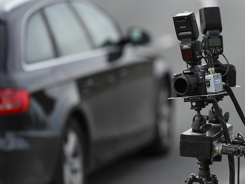 Un automobiliste roule 70 km/h au-dessus de la vitesse autorisée